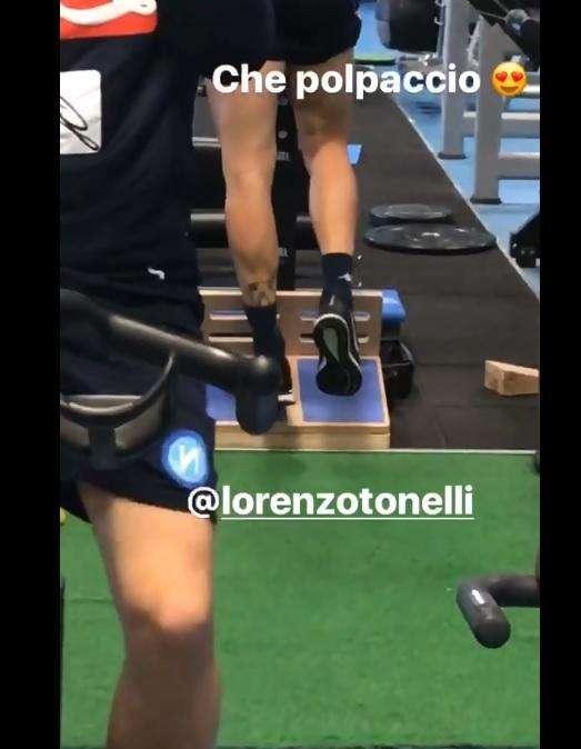 VIDEO - Azzurri già al lavoro, Mertens scherza con Tonelli: "Che polpaccio!"