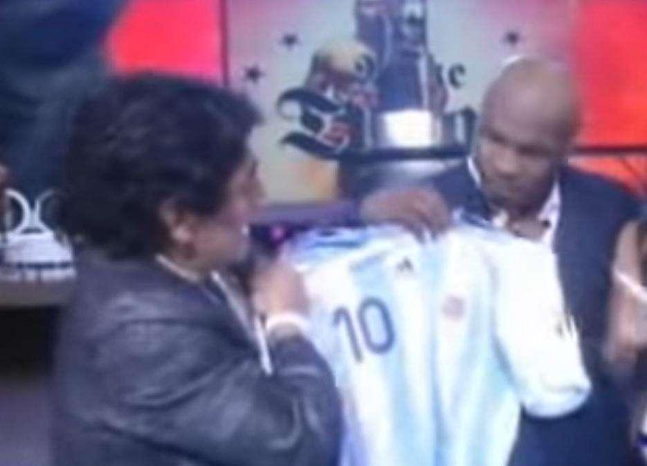 Tyson torna sul ring e ricorda Maradona: "Era uno dei miei eroi e un amico"