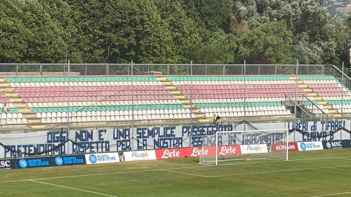 FOTO TN - La Curva B espone uno striscione al Patini: "Pretendiamo rispetto per la nostra assenza in gradinata"