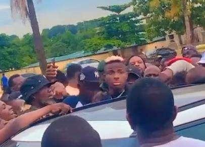 VIDEO - Osimhen tra la folla oceanica di Lagos: "Grazie per la calorosa accoglienza"