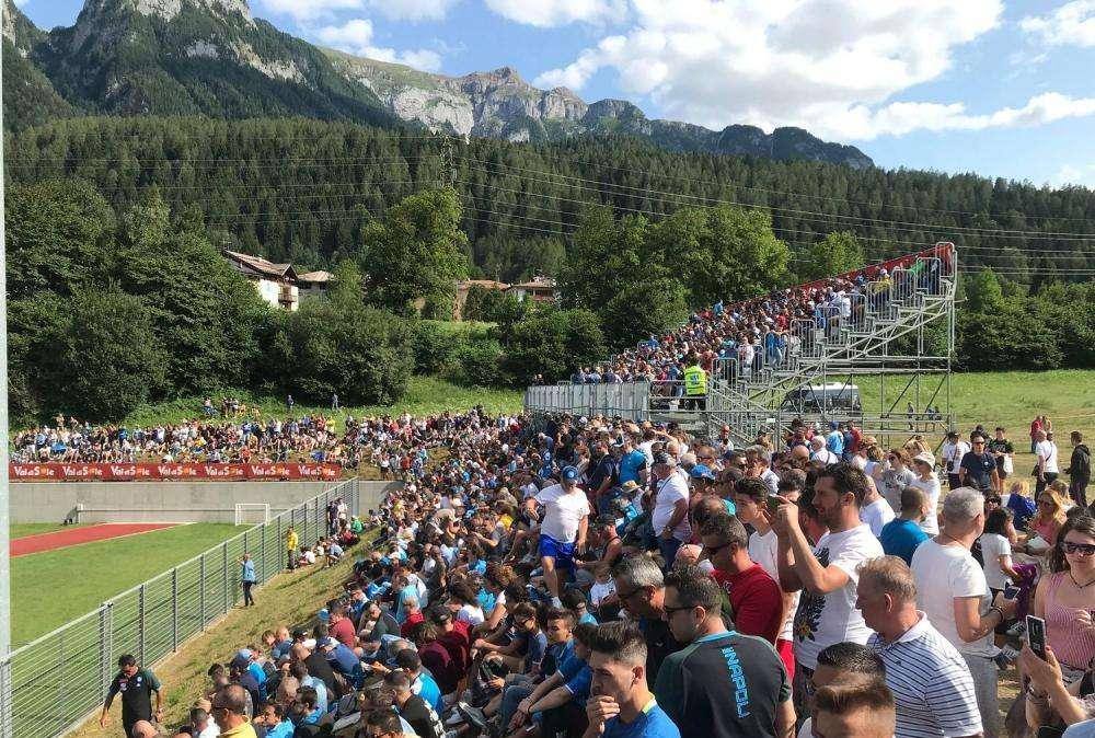 FOTOGALLERY TN - Che attesa per il primo test: fila interminabile e migliaia di tifosi nel prato