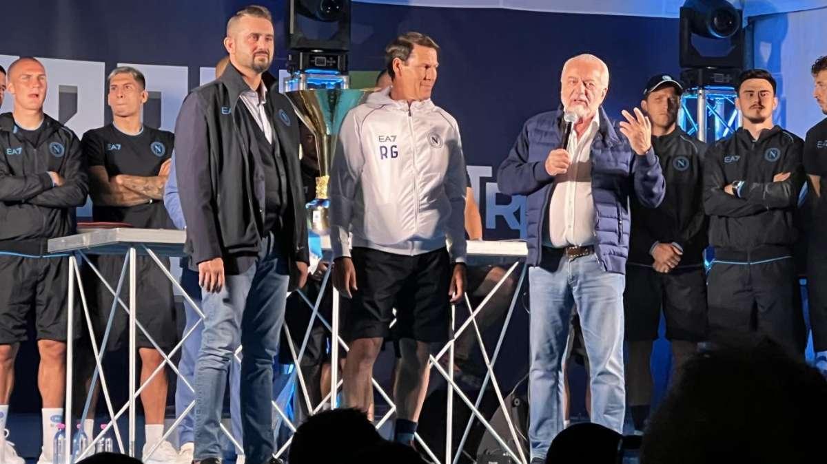 RILEGGI LIVE - Presentazione Napoli 2023-24: delirio a Dimaro, ADL annuncia il rinnovo di Di Lorenzo