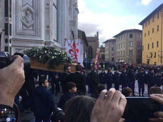 FOTO E VIDEO - Funerale Astori: applausi, cori e sciarpate per l'ultimo saluto 