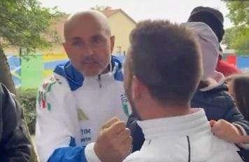 "Ora ti do un destro...". Spalletti scherza con un tifoso. Poi firma la maglia del Napoli