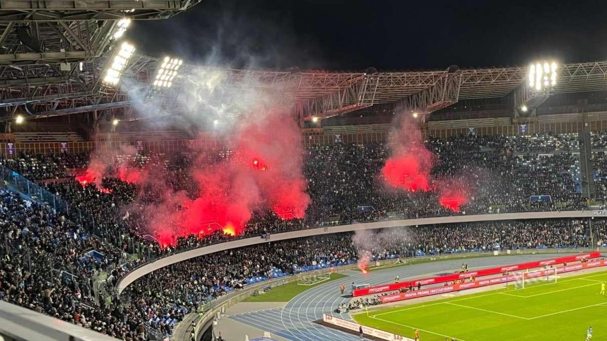 FOTO - Fumogeni in Curva B e ancora cori contro ADL
