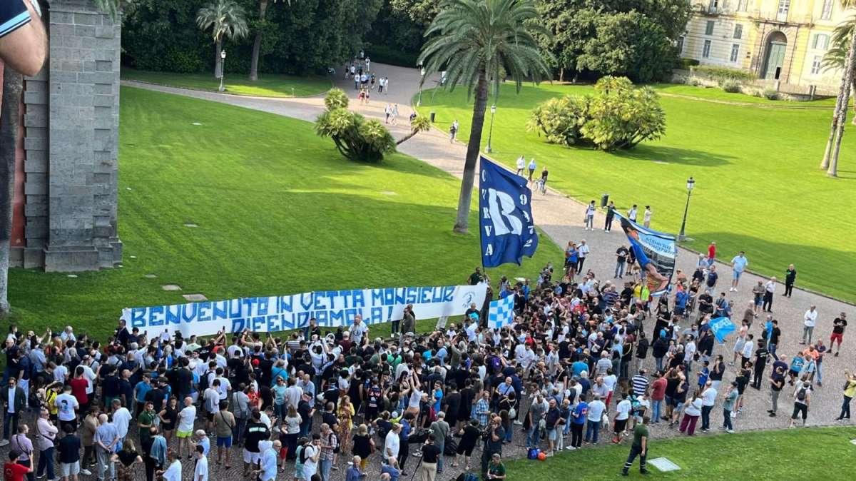 FOTO - "Benvenuto in vetta, monsieur. Difendiamola!", Garcia accolto da uno striscione