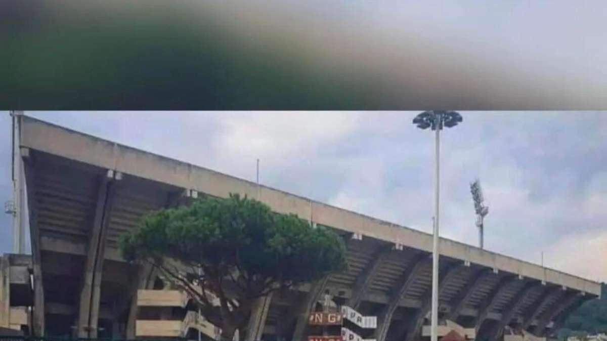 FOTO - "Un derby non è tale se non c'è un rivale", lo striscione fuori all'Arechi