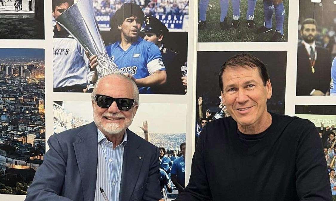 FOTO - Il momento della firma di Garcia: lo scatto con ADL