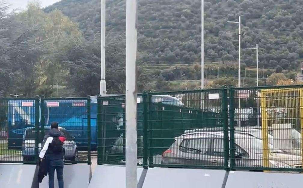 VIDEO TN - Il pullman del Napoli arriva all'Arechi: a Salerno non piove più