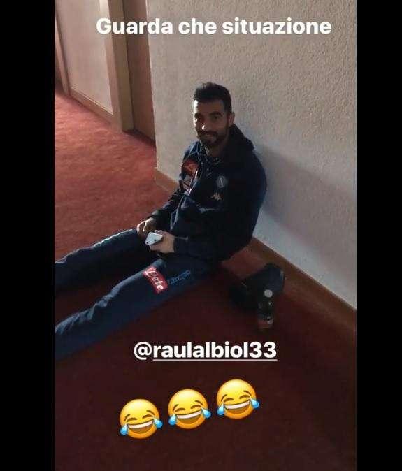 VIDEO - Risate in ritiro, Albiol resta chiuso fuori, Jorginho lo prende in giro: "¿Qué pasa, patrón?"