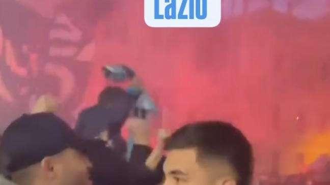 Lazio, clima caldissimo: bagno di folla per i calciatori in partenza verso Napoli