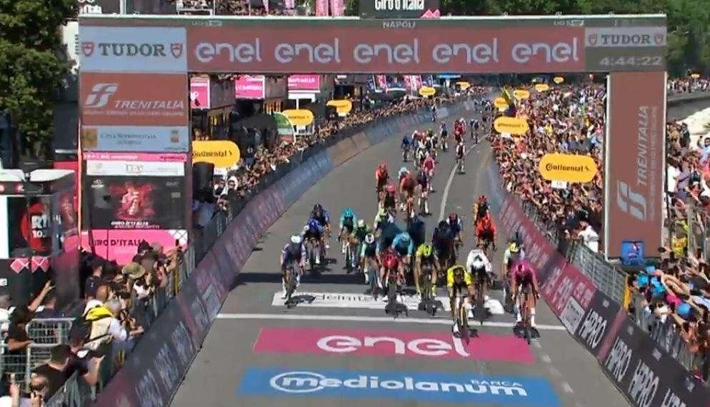 Giro d'Italia, l'olandese Kooij trionfa in volata a Napoli: beffato l'italiano Milan