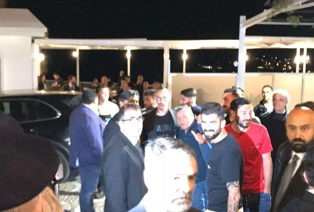 FOTOGALLERY TN - Gli azzurri lasciano Villa D'Angelo, tripudio all'uscita del capitano Hamsik