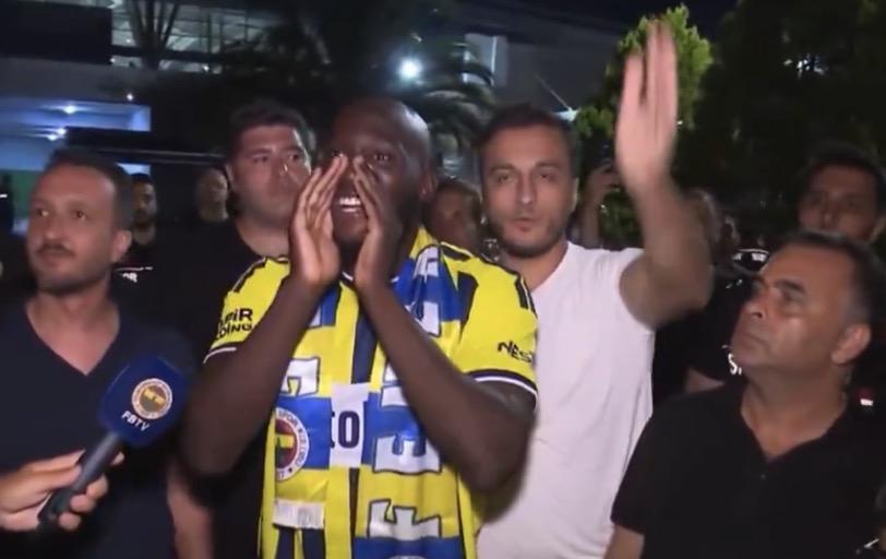 Lukaku scatenato, bagno di folla a Istanbul: urla con i tifosi "Fener campione!"