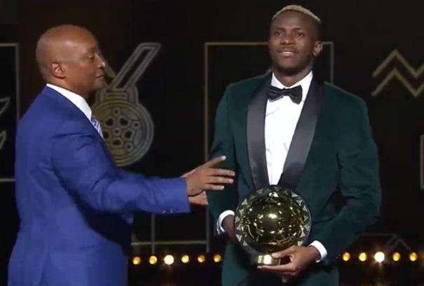 Osimhen da brividi dopo il Pallone d’Oro africano: “La cicatrice sul cuore per la perdita dei miei genitori è stata la mia forza! Ho realizzato un sogno”