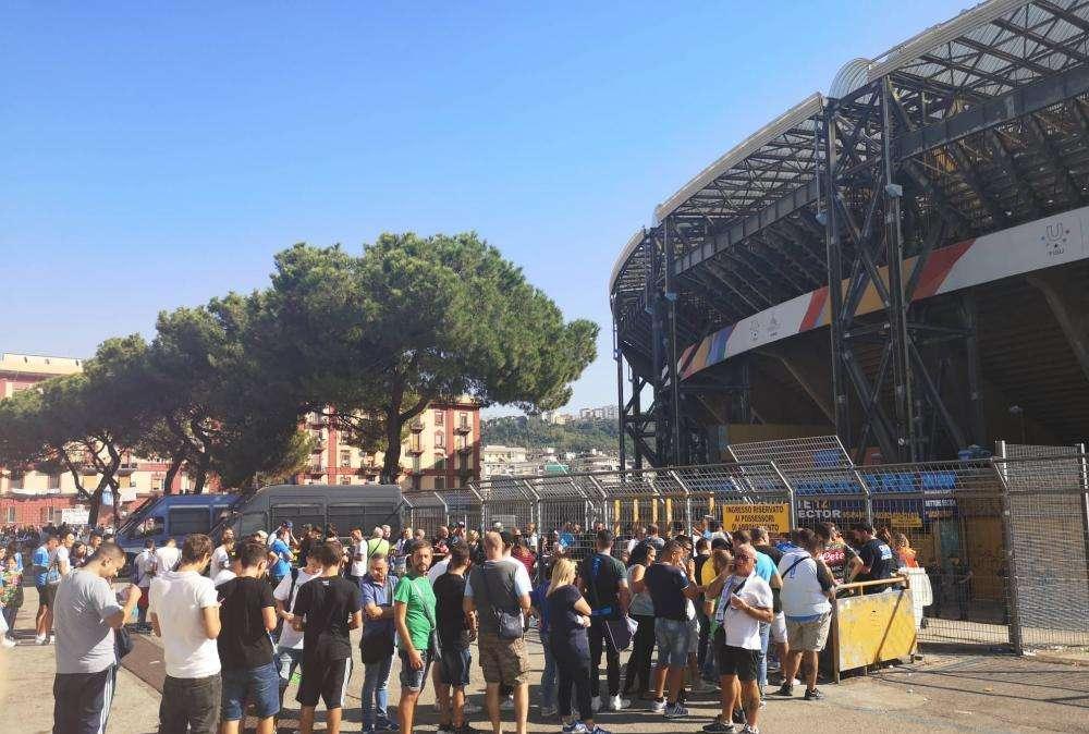 FOTO TN - File lunghissime al San Paolo: tifosi pronti a entrare per l'esordio casalingo