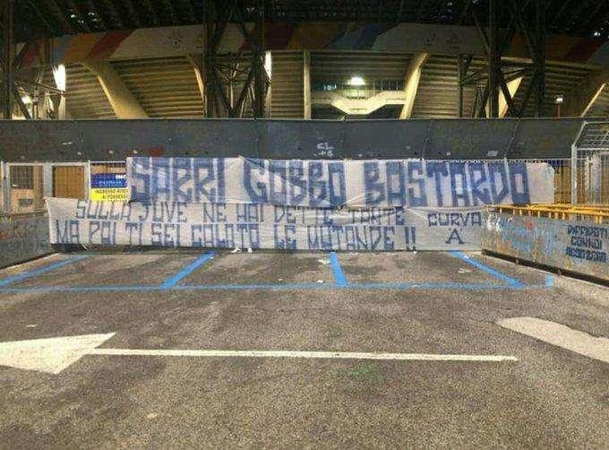FOTO - Striscioni contro Sarri: "Gobbo bastardo! Ne hai dette tante e poi ti sei calato le mutande!"
