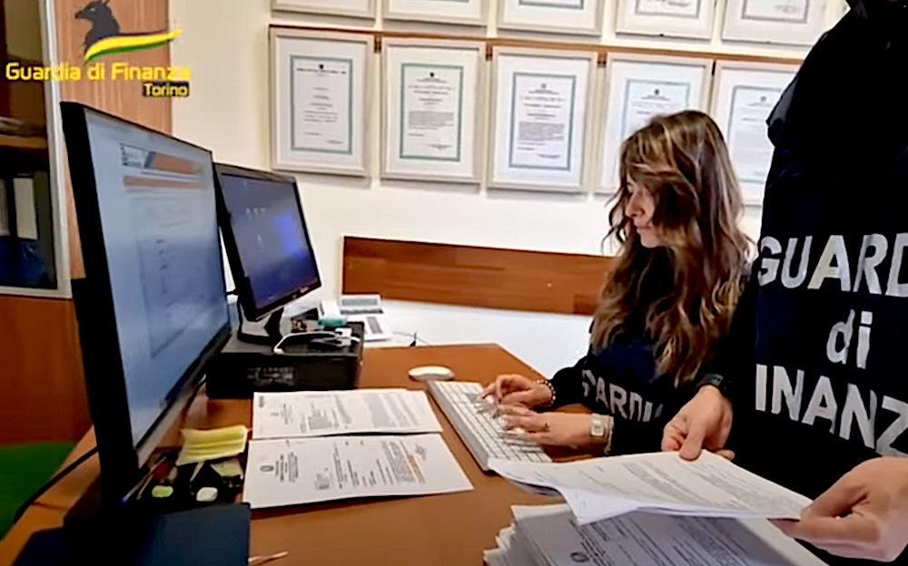 Guardia Di Finanza sequestra oltre 2.300 maglie Napoli contraffatte: venivano pubblicizzate su TikTok