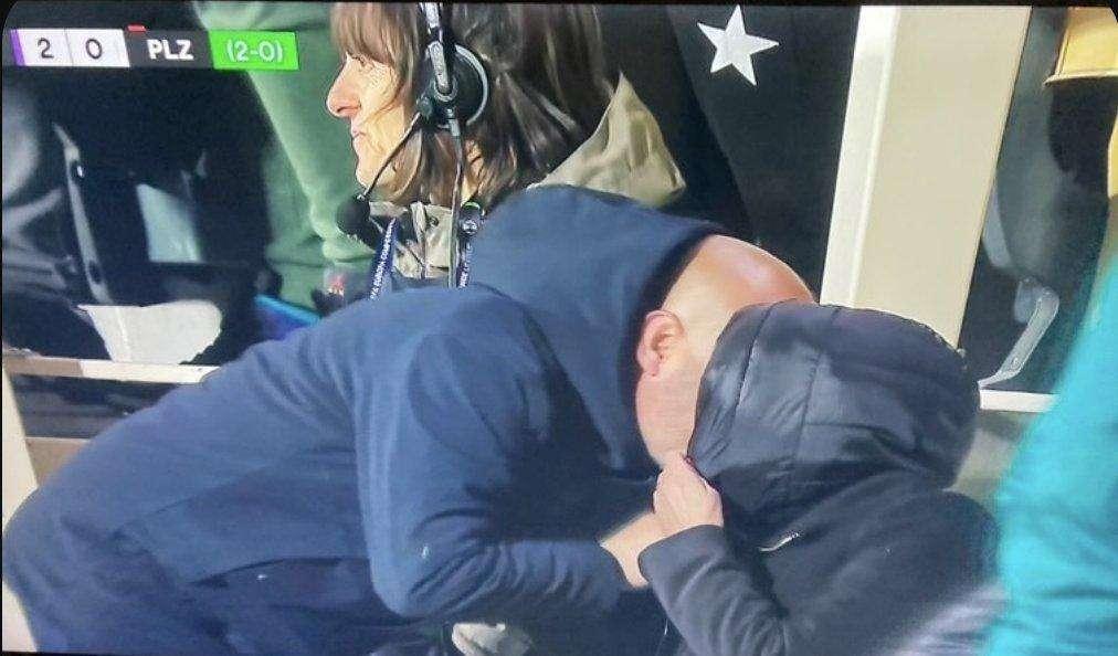 FOTO - Fiorentina, Italiano scatenato: festeggia con un bacio alla bordocampista Sky