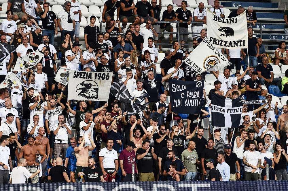 Bambole e cartonato negli stadi, ma lo Spezia non ci sta. E lancia l'idea delle magliette