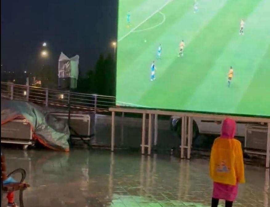 VIDEO - Maxi-schermi in Georgia: i fan di Kvara seguono Napoli-Samp sotto il diluvio