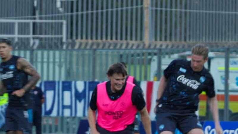 Duello da Premier al Patini: KDB va via a McTominay, le immagini dal ritiro