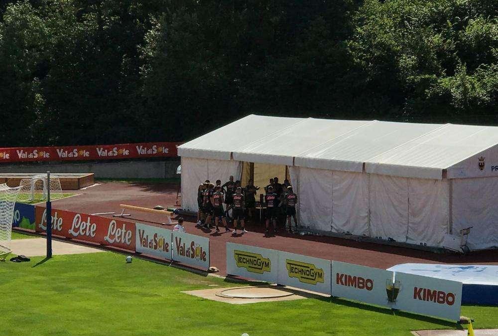 FOTO TN - Consueta riunione tecnica prima della seduta: Ancelotti parla alla squadra e scatta l'applauso