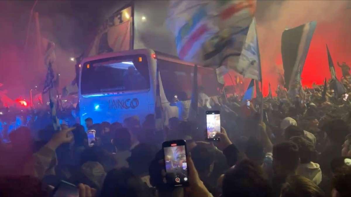 VIDEO - Delirio a Capodichino alle 3! Una marea azzurra e dal pullman escono Osi e Kvara!