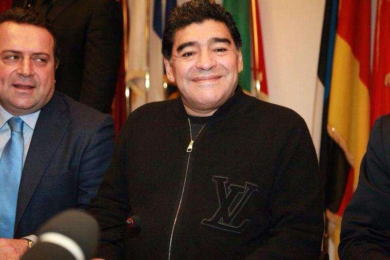 FOTO - Omaggio a Maradona, coniata nel Molise moneta in suo onore