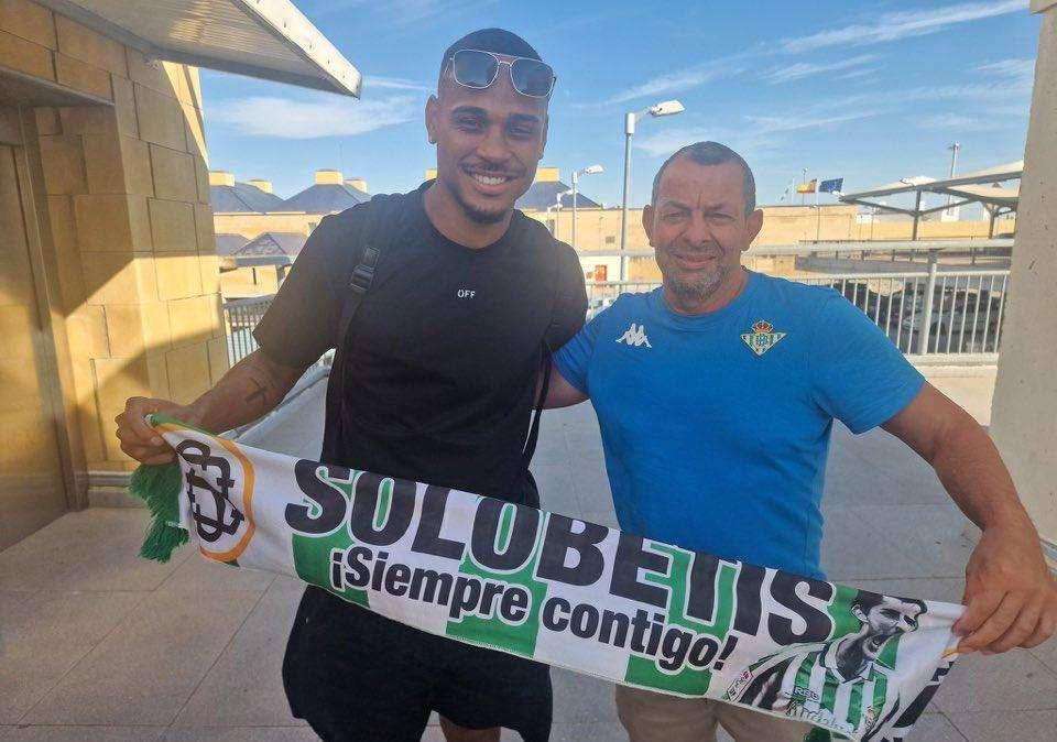 Natan alle visite col Betis: sui social virale la foto con i colori del nuovo club
