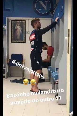VIDEO - Jorginho becca un Mertens in versione ladro: "Che stai facendo, Dries?"