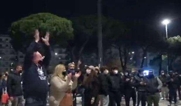 VIDEO - Torciata notturna per Maradona all'esterno dello stadio: si urla a squarciagola per Diego