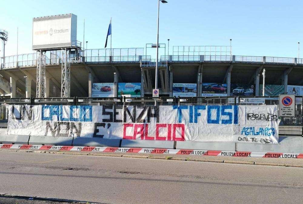 FOTO - Tifosi Atalanta contro la ripresa: "Un calcio senza tifosi non è calcio!"