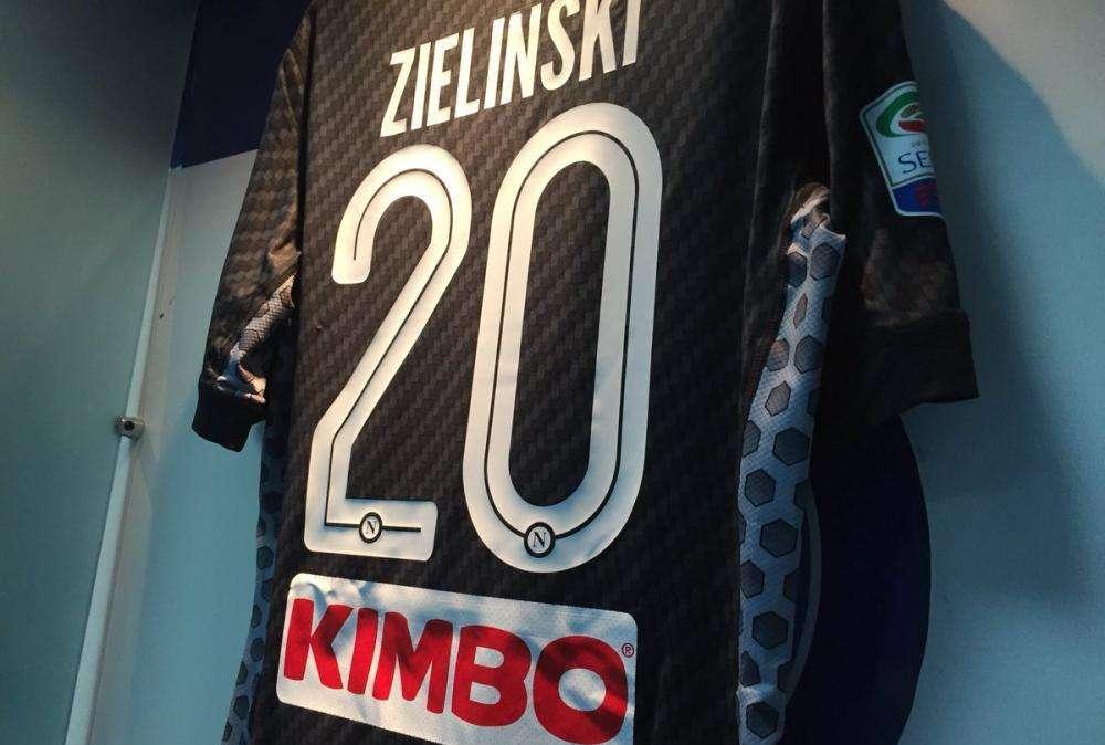 FOTO - Tutto pronto per Napoli-Juve, negli spogliatoi spicca la maglia "Carbon"