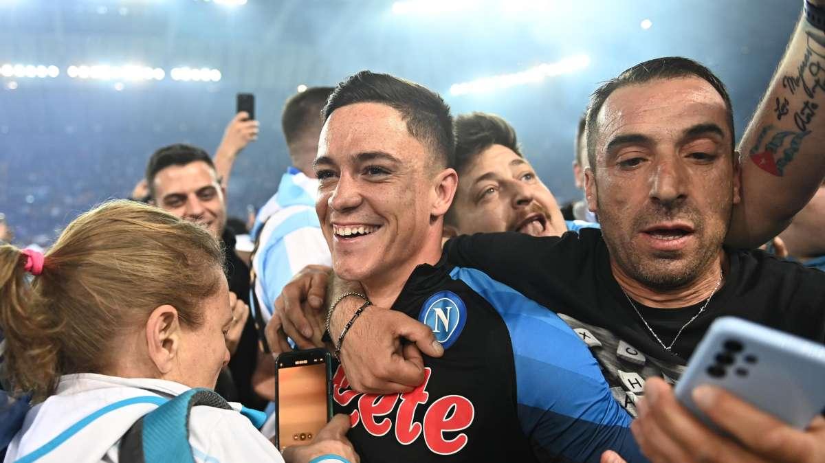 FOTO - Raspadori raggiante: "Felice di essere qui insieme a voi"