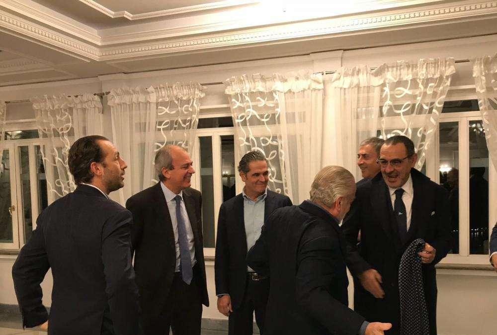 FOTO - Cena di Natale, siparietto tra ADL e Sarri: il presidente accoglie un elegantissimo mister