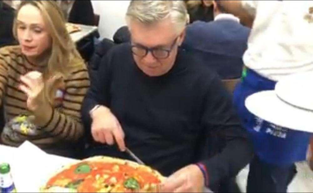 VIDEO - Ancelotti scherza in pizzeria: "Croccante? No, a me la pizza piace morbida!"