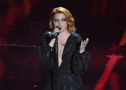 Il coro del San Paolo ricorda la canzone di Noemi. La cantante: "Con un coretto così, Napoli devi tornare campione!" 