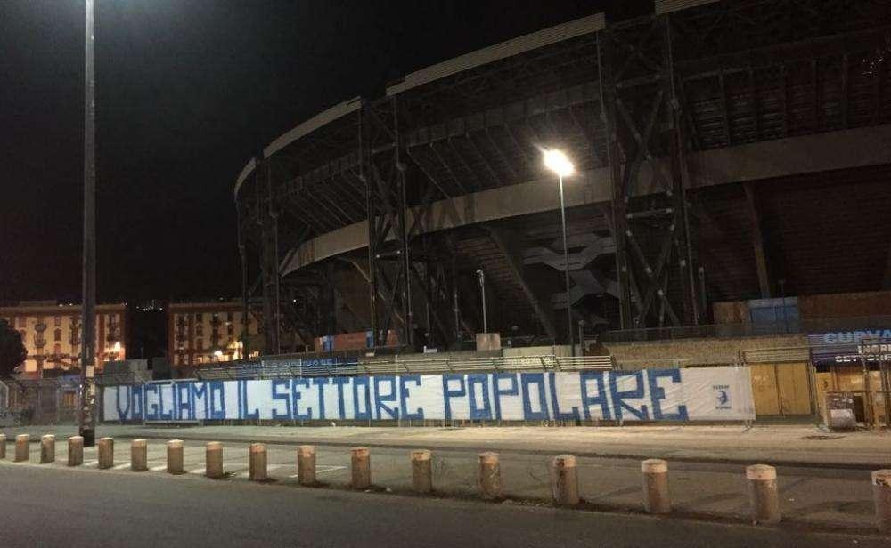 FOTO - "Vogliamo il settore popolare", striscione all'esterno del San Paolo: protesta per le curve a 35 euro