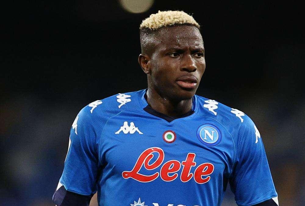 Osimhen, il fratello: "Il Napoli non gioca per lui, non viene messo in condizione. Sul Covid..."
