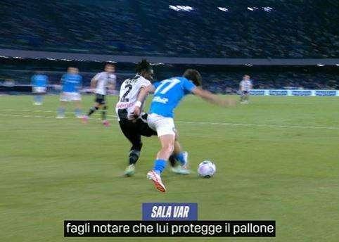 Rigore Kvara, dialogo arbitro-VAR a DAZN: “Lo tocca appena appena…”