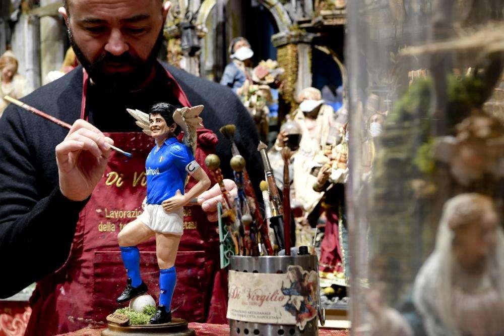 Maradona:in via presepi statua con ali,diventa angelo Napoli