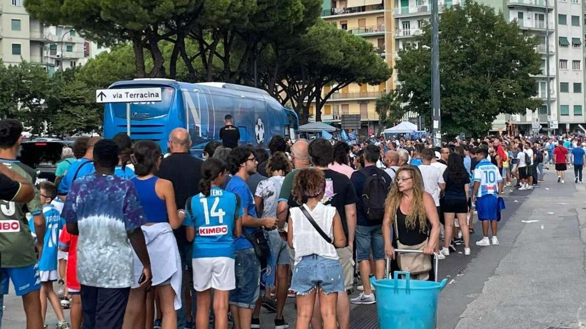 VIDEO/FOTO TN- Il Napoli è arrivato al Maradona: il nuovo pullman col corno portafortuna