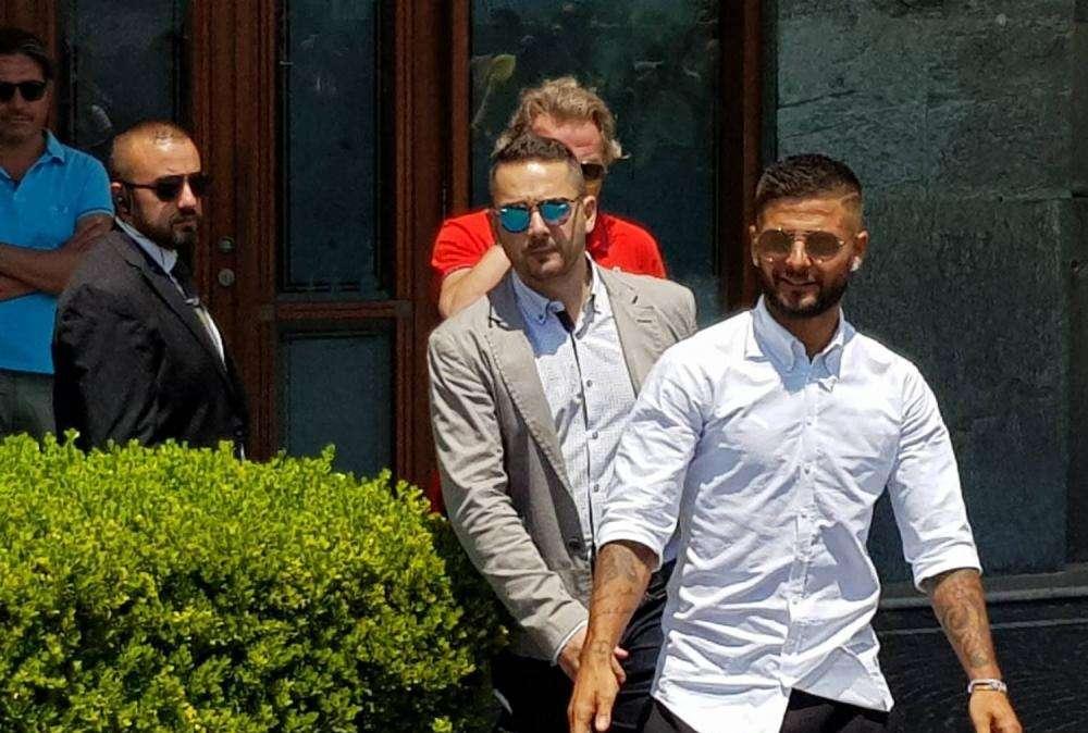 VIDEO - Insigne da leader: Lorenzo stringe la mano ai tifosi all'esterno dell'Hotel Vesuvio