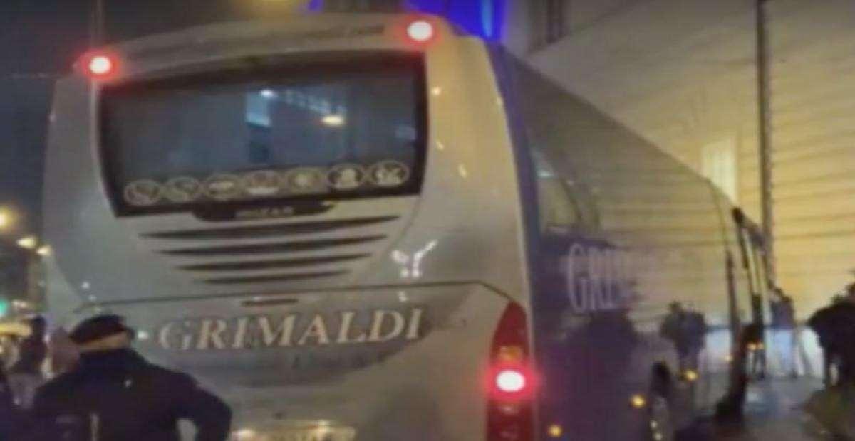 VIDEO - “Andate a lavorare”: Napoli contestato da un gruppo di tifosi all’arrivo in ritiro