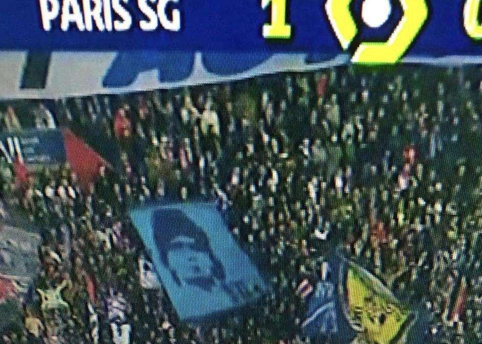 FOTO - I tifosi del Napoli rispondono a Le Figaro: lo striscione esposto nella curva del PSG