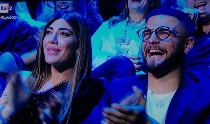FOTO - Insigne con la moglie a Made in Sud: il coro del pubblico e la battuta di Stefano De Martino 
