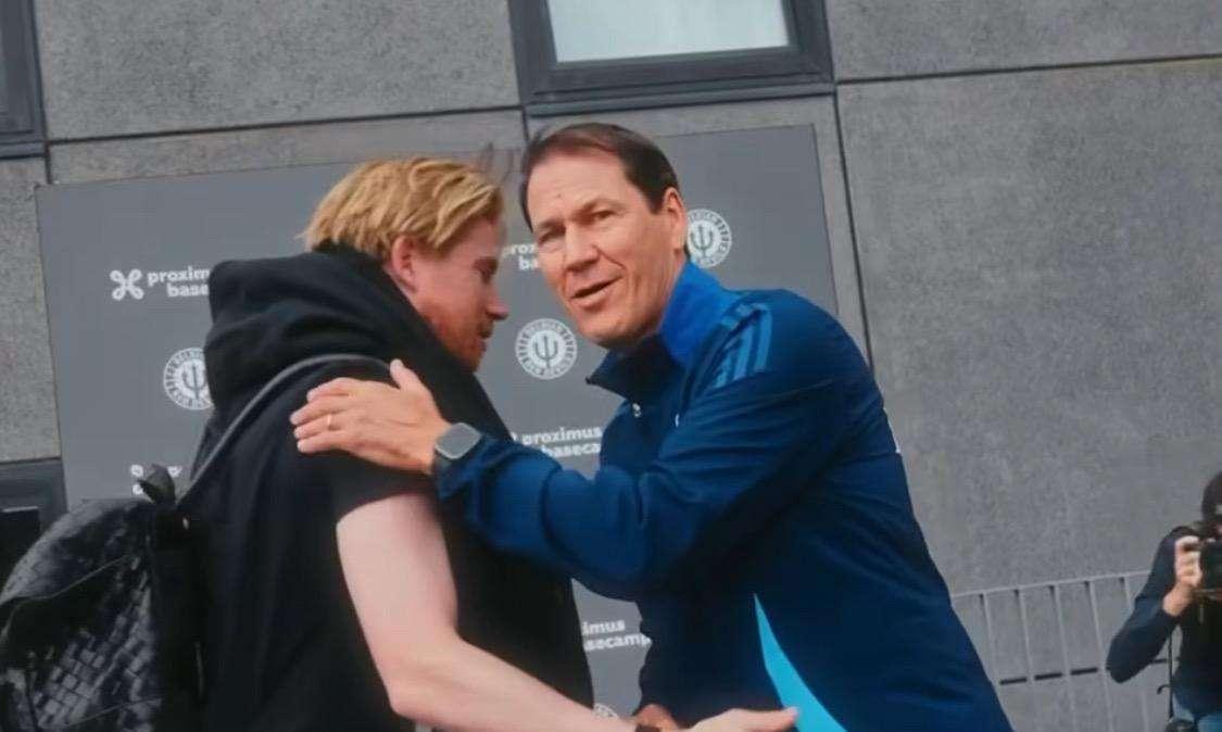 De Bruyne, lo sbarco in Italia è posticipato: eccolo con Garcia all'arrivo in Belgio