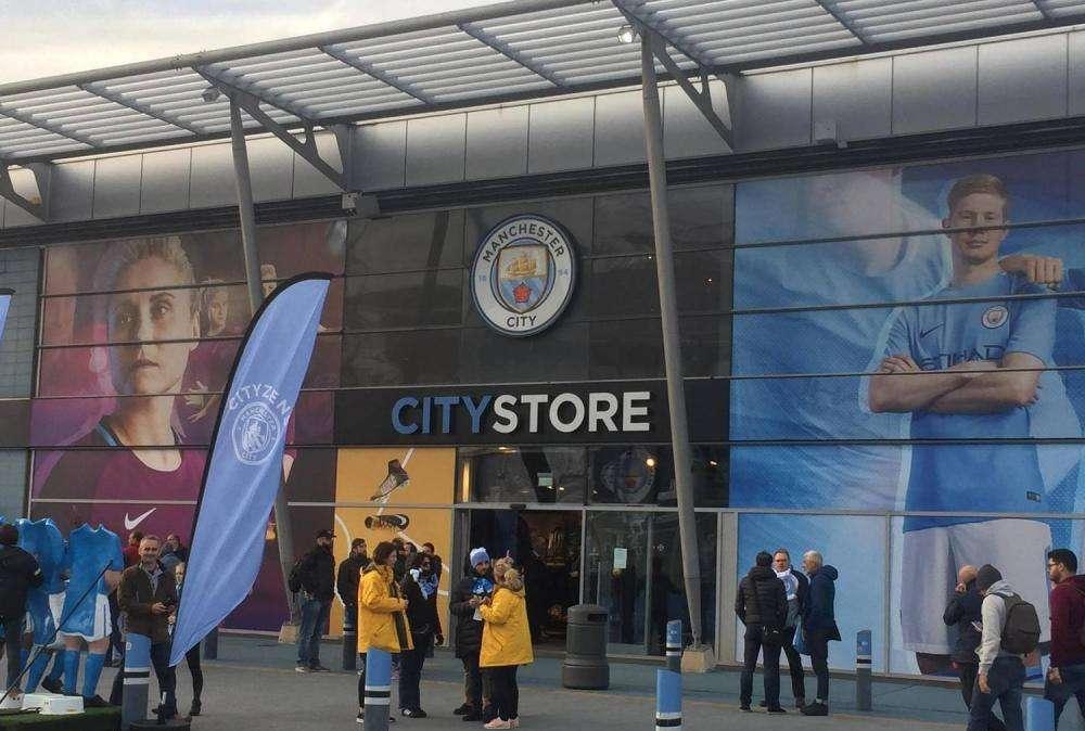 FOTO TN - Tifosi azzurri in arrivo all'Etihad: assalto allo store ed al villaggio del City