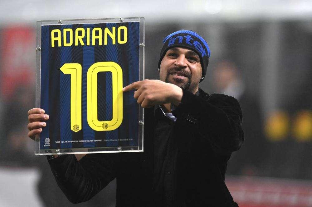 FOTO - "Adriano assassinato", ma lui smentisce dal suo letto: la fake news che ha turbato il Brasile